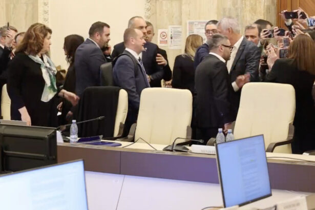 video rasturnam democratia haos la votul ajutoarelor pentru pensionari masura a fost respinsa desi initial trecuse psd a parasit sala 69ba970ceaf43