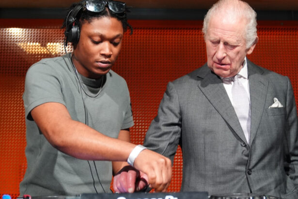 video regele charles dj pentru o zi monarhul britanic a pus muzica intr un studio din manchester 69b86f27e2c66