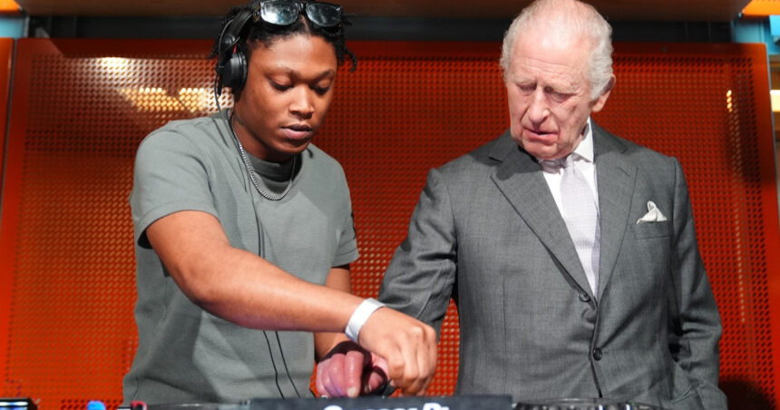 video regele charles dj pentru o zi monarhul britanic a pus muzica intr un studio din manchester 69b86f27e2c66