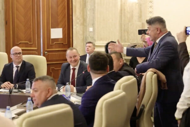 video scandal la dezbaterea bugetului mapn un ales al opozitiei a dat buzna in sedinta miruta a facut armata atacuri intre pnl si psd 69b943518a2b5