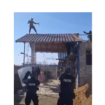 video un barbat s a urcat pe acoperisul casei cu sabie si scut si a amenintat mascatii cum s a terminat scena rupta din filme 69b5bc36328ed