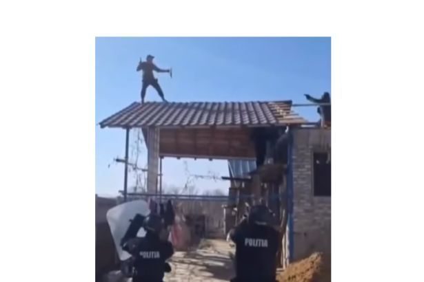 video un barbat s a urcat pe acoperisul casei cu sabie si scut si a amenintat mascatii cum s a terminat scena rupta din filme 69b5bc36328ed