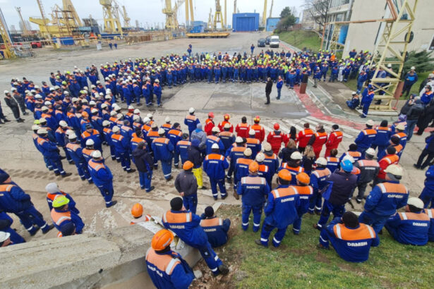 video un nou protest la santierul naval mangalia angajatii nu si au primit salariile de trei luni falimentul nu este o solutie 69c549ba50a8f