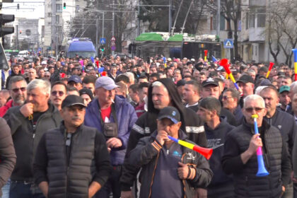 videofoto a treia zi de proteste la targu jiu sute de mineri in strada oamenii ameninta ca vor muta manifestatiile in bucuresti 69bacbc8a7318