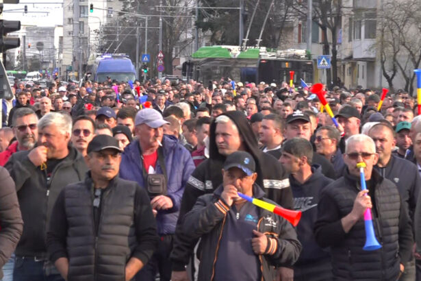 videofoto a treia zi de proteste la targu jiu sute de mineri in strada oamenii ameninta ca vor muta manifestatiile in bucuresti 69bacbc8a7318
