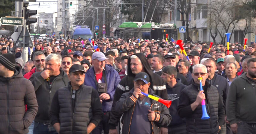 videofoto a treia zi de proteste la targu jiu sute de mineri in strada oamenii ameninta ca vor muta manifestatiile in bucuresti 69bacbc8a7318