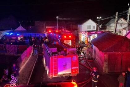 videofoto incendiu puternic in turda 20 de locuinte au fost mistuite de flacari iar doi raniti au ajuns la spital 69c7833d8e162