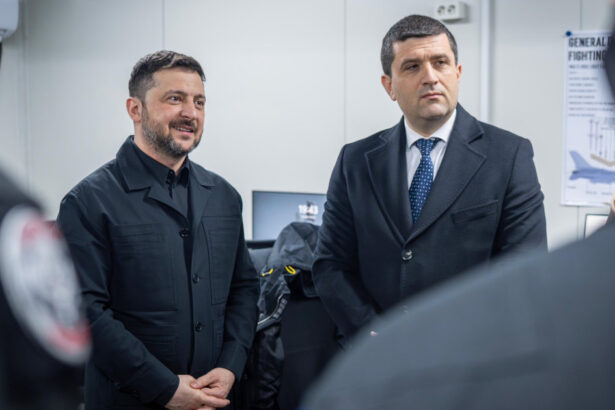 zelenski si ministrul apararii radu miruta vizita la baza 86 aeriana de la borcea discutii despre pregatirea pilotilor ucraineni 69b3259320a80