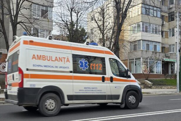 accident rutier intre un autoturism bolt si o masina pe bulevardul ic bratianu pasagerul si o soferita au ajuns la spital 69d0defc6ea23