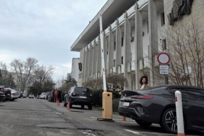 adela de la urbanism conduce un bmw seria 8 69cfc3b053b17