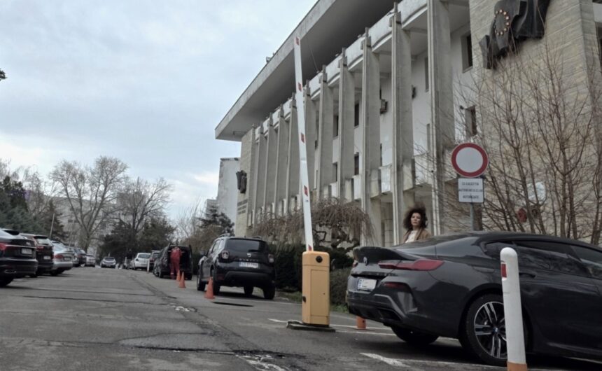 adela de la urbanism conduce un bmw seria 8 69cfc3b053b17