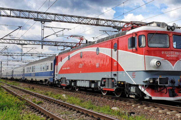 circulatia feroviara este blocata intre brasov si sighisoara din cauza unui copac cazut 69d66630081f0