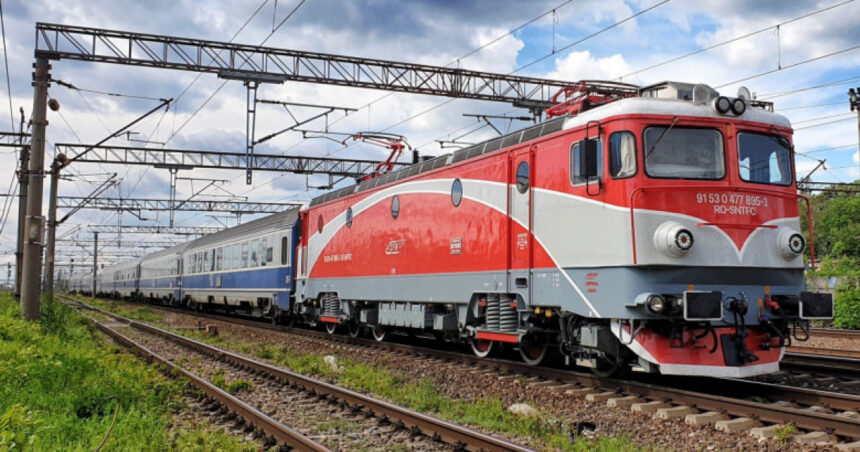 circulatia feroviara este blocata intre brasov si sighisoara din cauza unui copac cazut 69d66630081f0