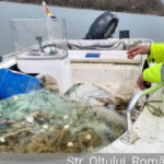 comisarii garzii de mediu au scos peste 6 kilometri de plase ilegale si sute de kilograme de peste braconat din ape 69d3fef1228b4