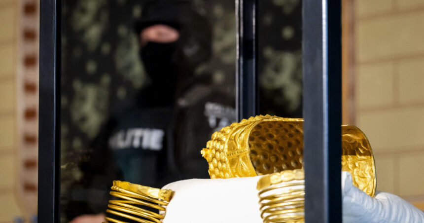 detalii despre coiful de la cotofenesti si bratarile dacice din ce secol dateaza si unde au fost descoperite 69cfb9a3305de