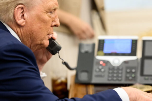 donald trump i a felicitat pe astronautii misiunii artemis 2 sunteti cu adevarat extraordinari astazi ati facut istorie 69d49d40b3062