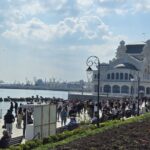 foto faleza cazinoului din constanta plina ochi de oameni in ziua de florii si totodata prima zi a pastelui catolic 69d253aa1998b