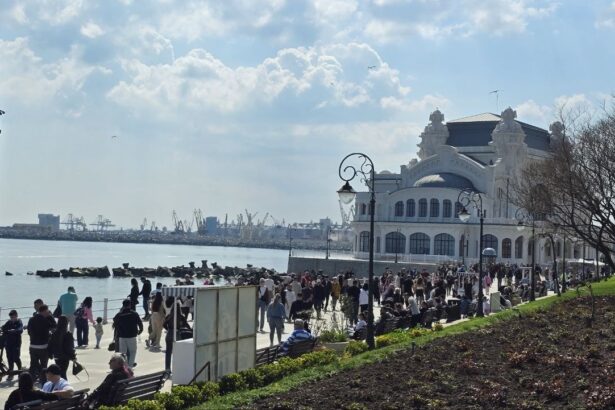 foto faleza cazinoului din constanta plina ochi de oameni in ziua de florii si totodata prima zi a pastelui catolic 69d253aa1998b