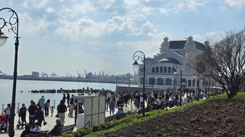 foto faleza cazinoului din constanta plina ochi de oameni in ziua de florii si totodata prima zi a pastelui catolic 69d253aa1998b