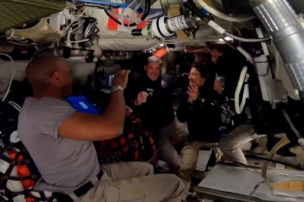 foto imagine spectaculoasa publicata de nasa din misiunea artemis ii cum arata luna cu ambele emisfere in acelasi cadru 69d3ed63ac535