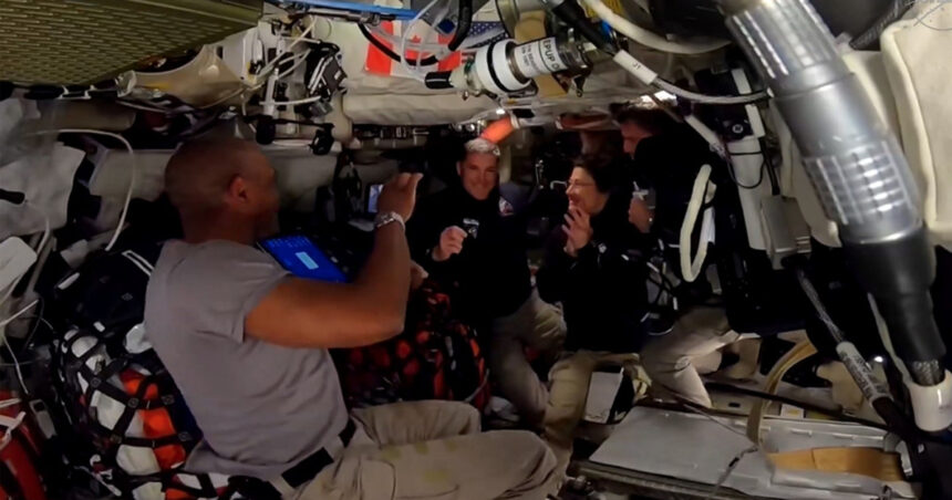 foto imagine spectaculoasa publicata de nasa din misiunea artemis ii cum arata luna cu ambele emisfere in acelasi cadru 69d3ed63ac535