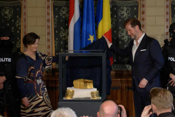 foto in ce stare sunt coiful de la cotofenesti si cele doua bratari dacice cum ar fi fost recuperate 69ce743d329d1