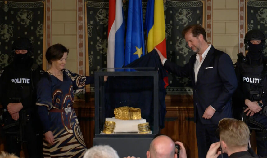 foto in ce stare sunt coiful de la cotofenesti si cele doua bratari dacice cum ar fi fost recuperate 69ce743d329d1