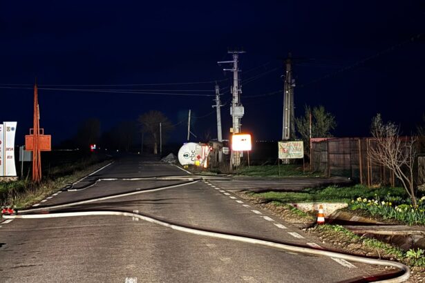 foto o cisterna incarcata cu gpl s a rasturnat pe un drum national 69d15681666c0