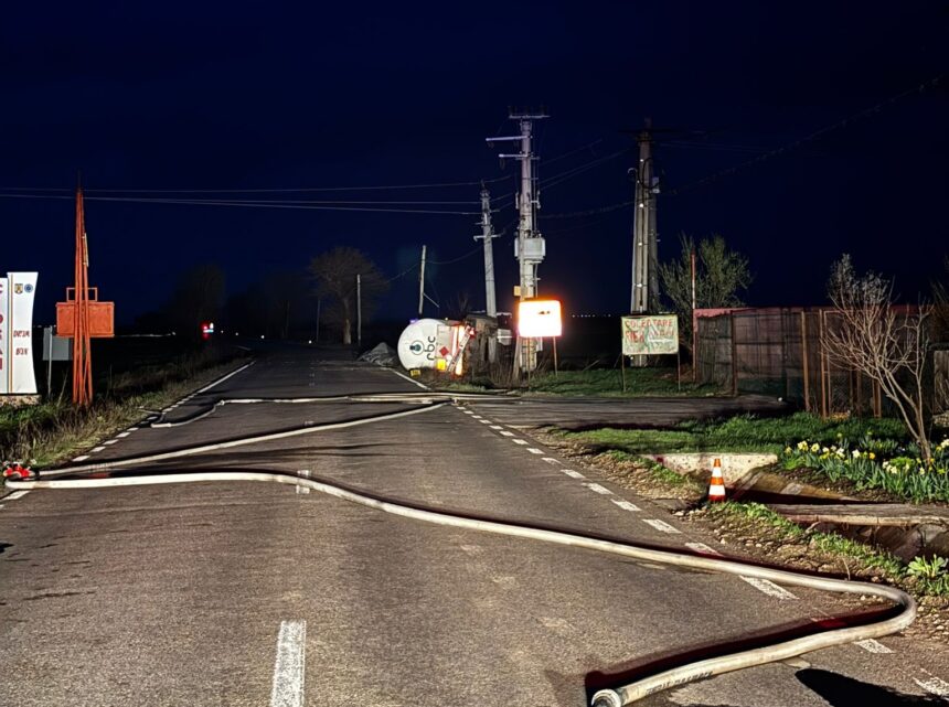 foto o cisterna incarcata cu gpl s a rasturnat pe un drum national 69d15681666c0