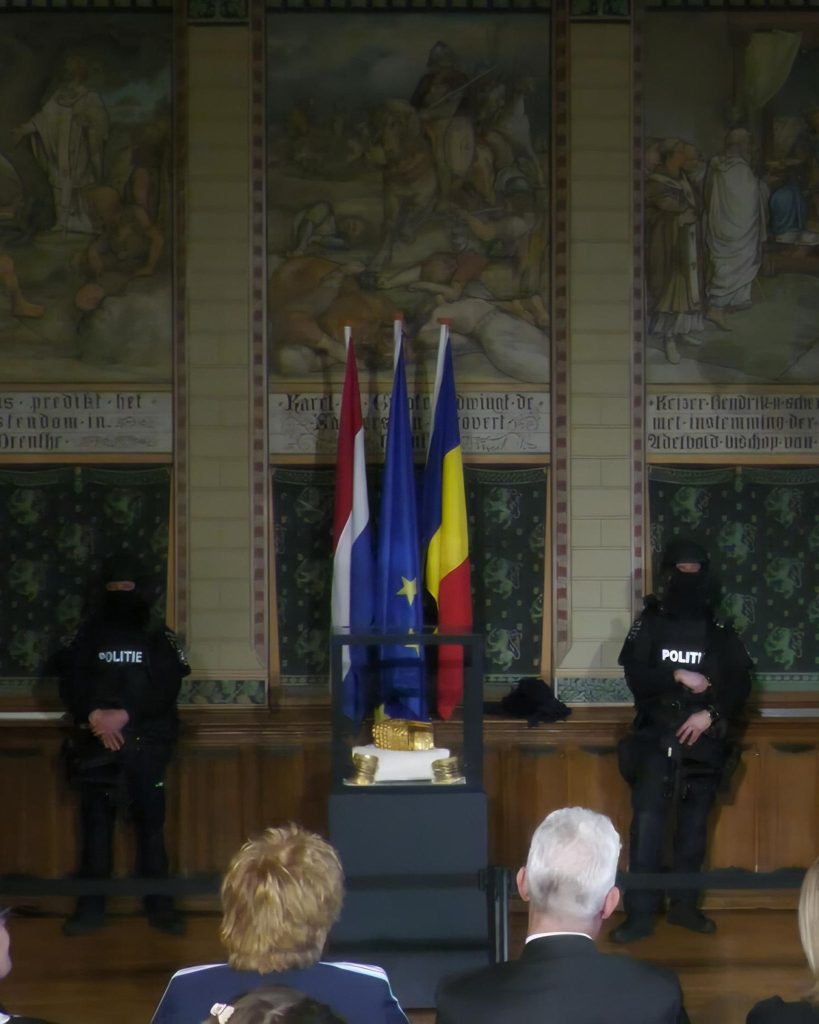 foto oficial de la parchetul general coiful de la cotofenesti si doua bratari dacice au fost recuperate 69ce697371ed5