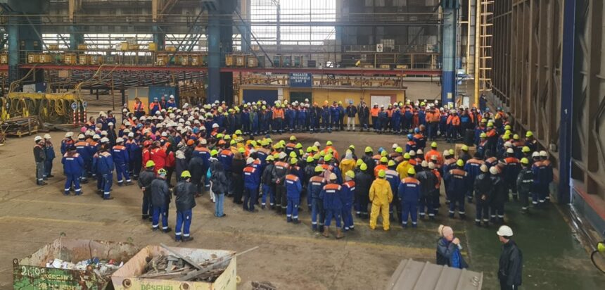 foto ploaia si vremea rea nu opresc protestele de la damen shipyards mangalia sa oamenii explica de ce este cruciala aprobarea planului de reorganizare a societatii 69ce5f244be35