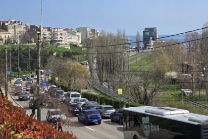 foto puhoi de oameni in zona peninsulara se circula bara la bara pe bulevardul marinarilor 69d25aa9b6d3f