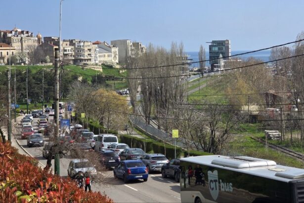 foto puhoi de oameni in zona peninsulara se circula bara la bara pe bulevardul marinarilor 69d25aa9b6d3f