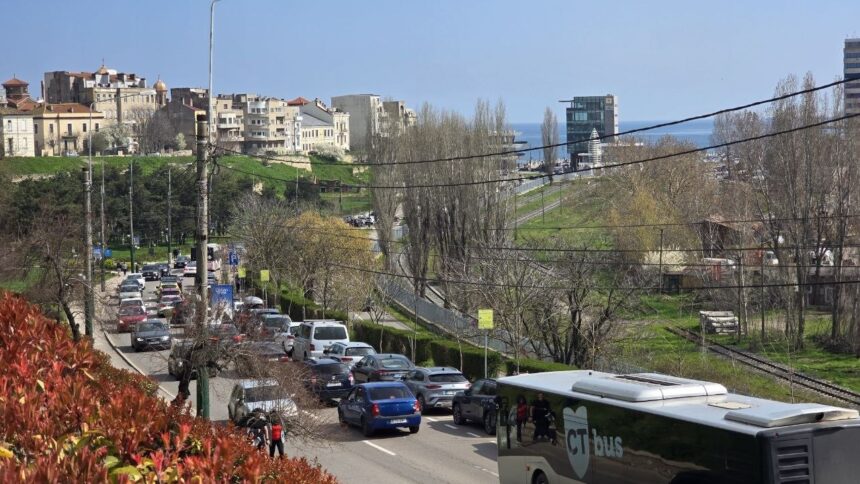 foto puhoi de oameni in zona peninsulara se circula bara la bara pe bulevardul marinarilor 69d25aa9b6d3f