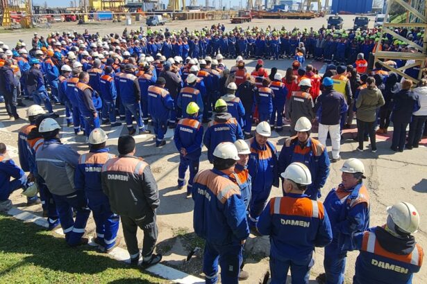 foto ziua 10 a protestului angajatilor damen shipyards mangalia sa primele zambete pe chipurile greu incercate vom lupta pentru drepturile noastre si noi toti vom tine acest santier in viata 69ccffadce340