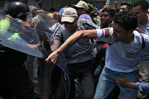 galerie foto venezuela fortele de ordine folosesc gaze lacrimogene impotriva protestatarilor indreptati spre miraflores 69d7fe0a39993