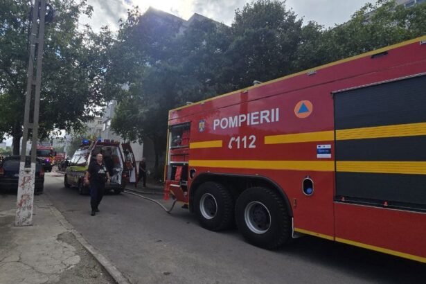 incendiu in cartierul cet din constanta interventie de urgenta aproape de clubul de vara al pensionarilor 40 de persoane s au autoevacuat 5 au fost scoase de pompieri 69d4d70bcef50