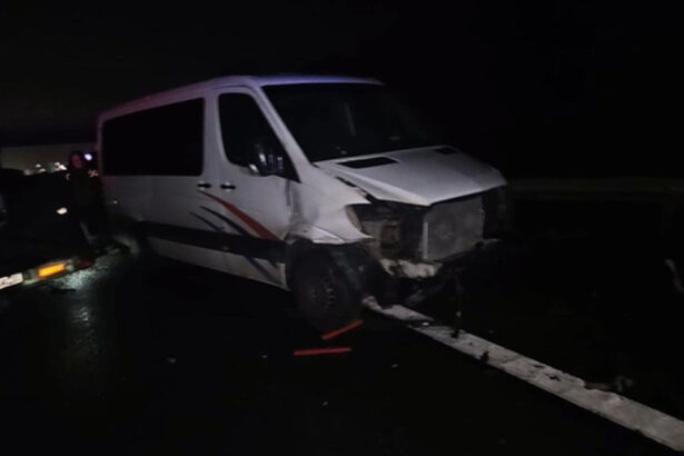 microbuz implicat intr un accident grav pe a1 cinci oameni au ajuns la spital 69cf572fb9a8a