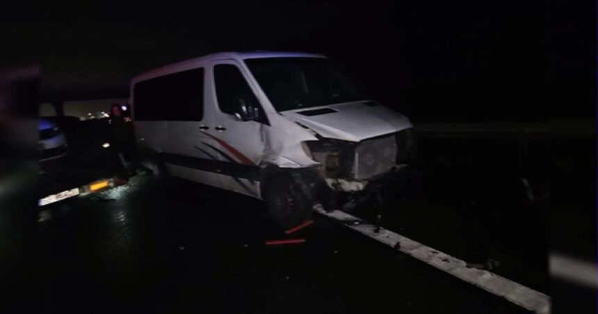 microbuz implicat intr un accident grav pe a1 cinci oameni au ajuns la spital 69cf572fb9a8a