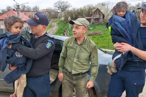 padurarul care le a salvat pe cele doua fetite disparute in mures premiat de romsilva aurel frandes a primit o diploma si bani 69cd088ab92be