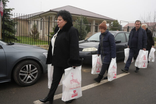 paste la cumpana pachete cu alimente pentru 25 de familii 69d3a8a7b3cb9