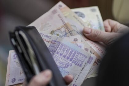 peste 3 milioane de romani primesc ajutor financiar de la stat in mai 2026 cine sunt beneficiarii pachetului de solidaritate 69d0a8b0ddcda