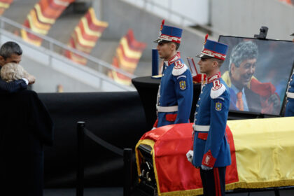 video fanii ii pot aduce un omagiu lui mircea lucescu azi la arena nationala legendarul antrenor inmormantat vineri cu onoruri militare 69d74ab34bfec