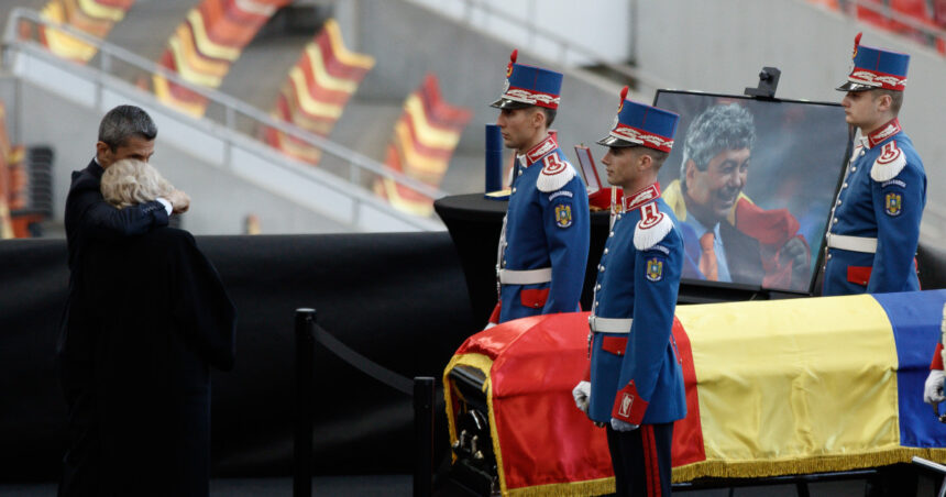 video fanii ii pot aduce un omagiu lui mircea lucescu azi la arena nationala legendarul antrenor inmormantat vineri cu onoruri militare 69d74ab34bfec