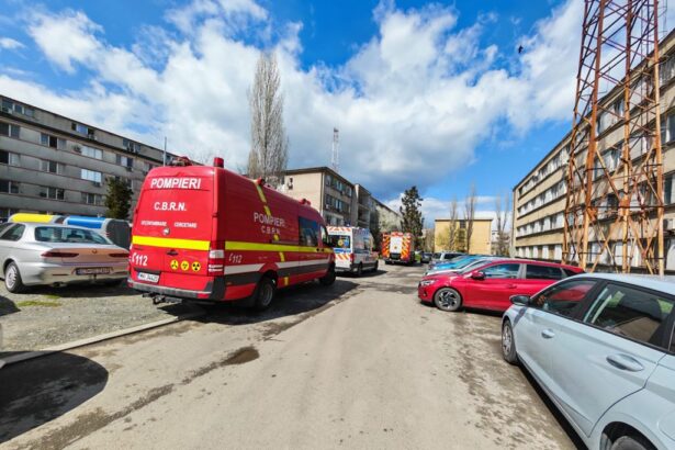 video scurgeri de gaze intr un bloc de garsoniere din zona abator pompierii au intrat pe geam pentru a inlatura pericolul 69d6447499354
