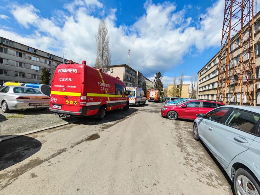 video scurgeri de gaze intr un bloc de garsoniere din zona abator pompierii au intrat pe geam pentru a inlatura pericolul 69d6447499354