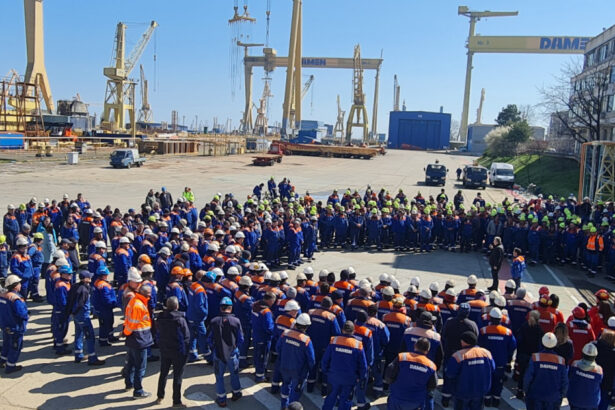 videofoto a 10 a zi de protest la santierul naval mangalia angajatii ies din nou in curte in ciuda deciziei guvernului privind salariile 69cd0f92c1170