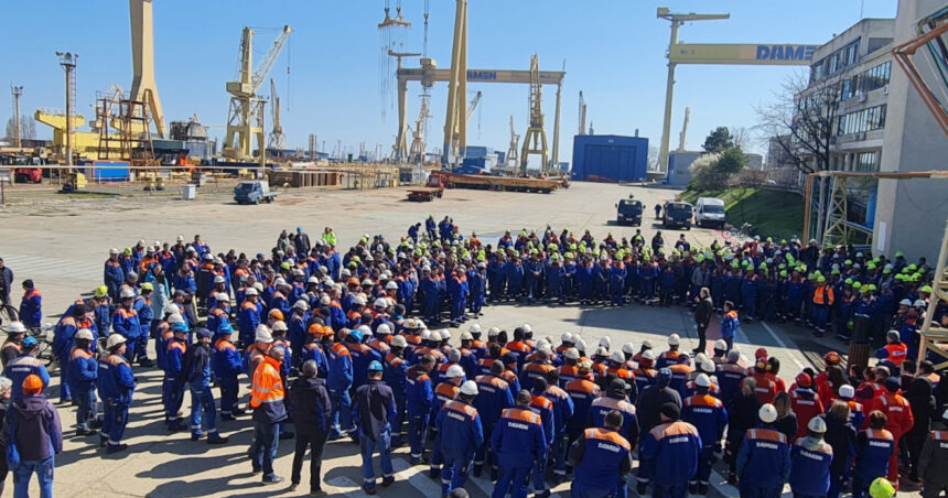 videofoto a 10 a zi de protest la santierul naval mangalia angajatii ies din nou in curte in ciuda deciziei guvernului privind salariile 69cd0f92c1170