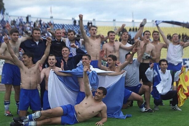 ce initiativa tribuna b da un exemplu pentru alb albastri la returul cu chindia 6a1701a5709ea
