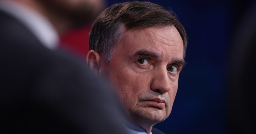 fostul ministru fugar al justitiei din polonia aflat in exil in ungaria a ajuns in sua donald trump i ar fi aprobat personal viza 6a00f8a008409